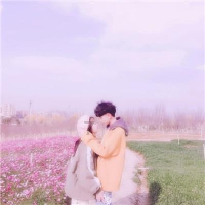 凯莉詹娜出席巴黎大秀,淡黄色轻纱裙搭配水晶高跟,女王范十足!
